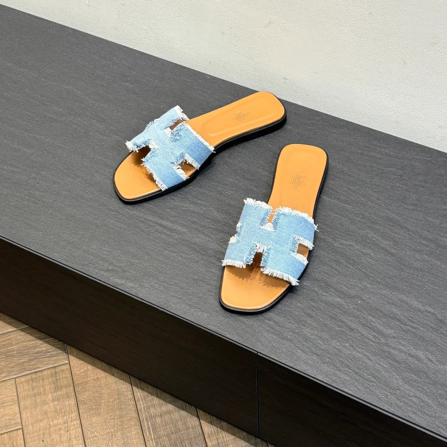 👟👟Ex-factory price 480👟👟 Brand💗: The latest color series from HERMES official website Code number💗: 35-40 full size (34 41 42 customized, non-refundable and non-exchangeable) Upper material💗: Classic plain calfskin Sole material💗: Zero-crack genuine leather mid-sole👑👑👑 Fully dyed HERMES Plain calfskin sandals, a historical representative work, the timeless classic H sandals, suitable for home and travel, this shoe is the finishing touch of your wardrobe, it looks great on the feet💃🏻💃🏻💃🏻